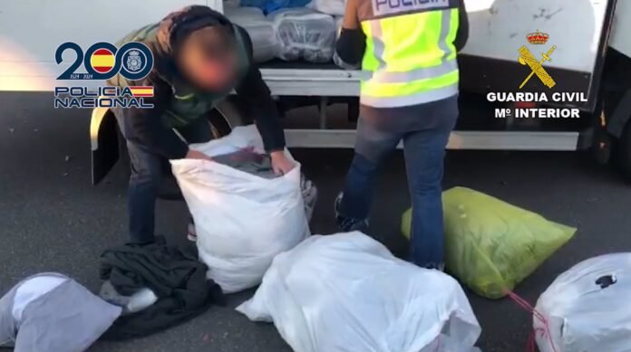 Desarticulada una banda que introducía cocaína oculta en ropa sucia por el aeropuerto de Barajas Desarticulada una banda que introducía cocaína oculta en ropa sucia por el aeropuerto de Barajas
