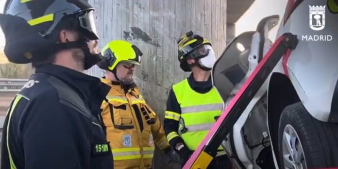 Muere un conductor que subió a la bionda metálica e impactó contra un pilar de un puente en Villa de Vallecas Muere un conductor que subió a la bionda metálica e impactó contra un pilar de un puente en Villa de Vallecas
