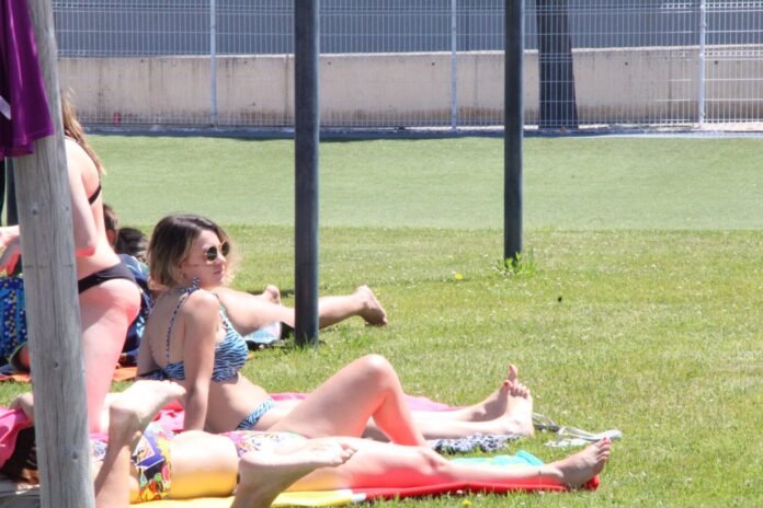 Arganda.- Las piscinas municipales acogen a más de 1.700 personas en el primer fin de semana de la temporada