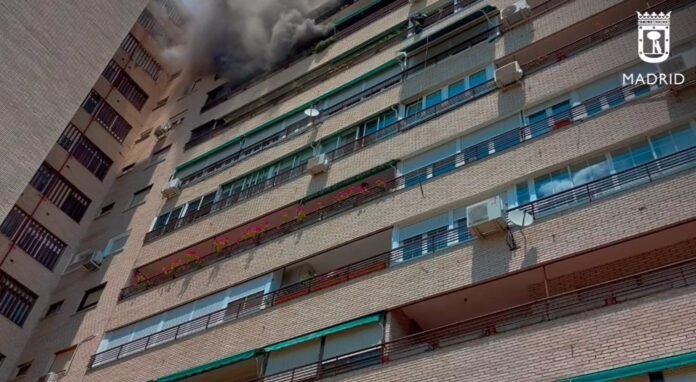 Once rescatados en el incendio de una casa en el distrito de Latina sofocado por 21 dotaciones de bomberos Once rescatados en el incendio de una casa en el distrito de Latina sofocado por 21 dotaciones de bomberos