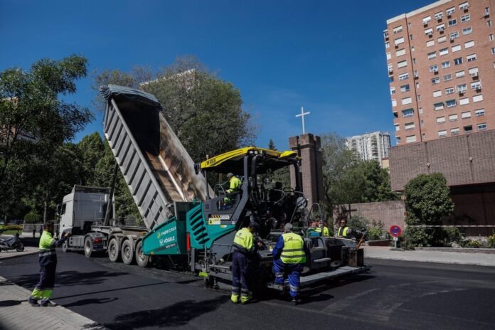 La Operación Asfalto en la capital llega a 46 calles de Latina, Carabanchel, Usera y Villaverde con 1,7 millones