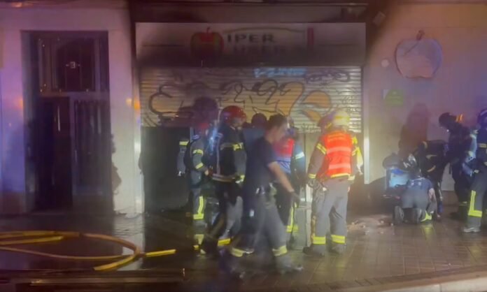 Los Bomberos de Madrid extinguen un incendio originado en un supermercado de Carabanchel Los Bomberos de Madrid extinguen un incendio originado en un supermercado de Carabanchel