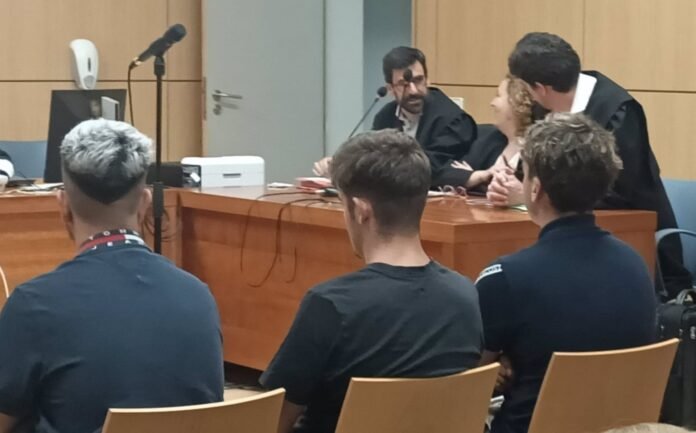 Los tres jóvenes que insultaron a Vinícius en Mestalla aceptan 8 meses de cárcel por lanzar las expresiones racistas