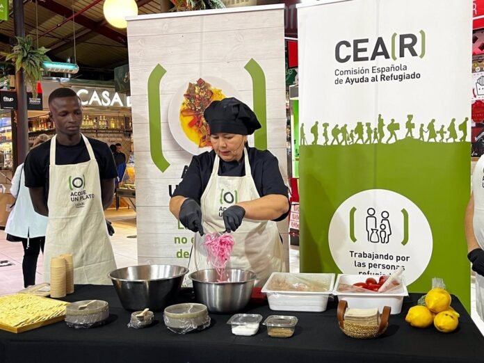 El ceviche protagoniza la presentación del recetario solidario de CEAR 'Acoge un Plato' en el Mercado de la Paz