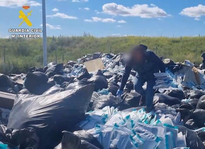Detenido el responsable del vertido ilegal de 830 metros cuadrados de mascarillas caducadas en Valdemoro Detenido el responsable del vertido ilegal de 830 metros cuadrados de mascarillas caducadas en Valdemoro