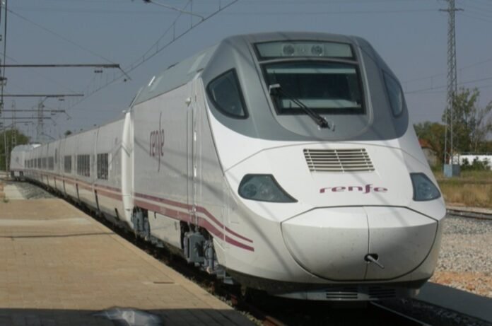 Renfe elimina las indemnizaciones por retrasos de 15 y 30 minutos en los AVE y las limita a 60 minutos