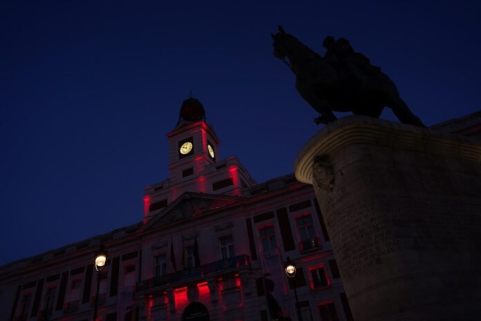 La fachada de la Real Casa de Correos se tiñe de rojo en honor de los donantes de sangre