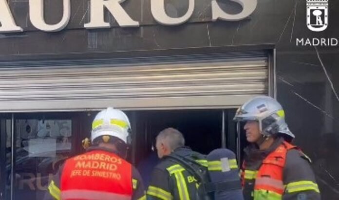 Sucesos.- Desalojadas unas viviendas en Usera tras un incendio en una discoteca sin clientes