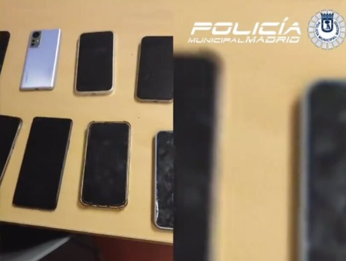 Cuatro detenidos por robar móviles y carteras al descuido en las fiestas de Aluche Cuatro detenidos por robar móviles y carteras al descuido en las fiestas de Aluche