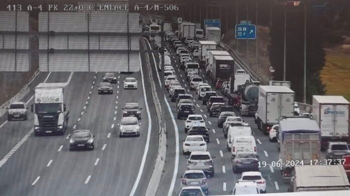 varios kilómetros de atasco en la A-3 en Pinto varios kilómetros de atasco en la A-3 en Pinto