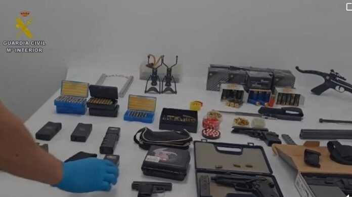 Succesos.- Guardia Civil halla un arsenal de armas en la casa de un hombre de 63 años en Alcalá de Henares