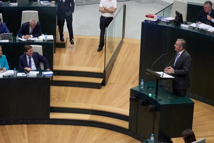 Ortega Smith afea a Almeida no tener principios y afirma que la política sin ellos sólo es 