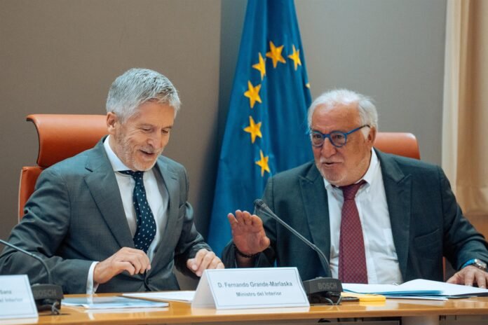 Marlaska encarga a la DGT que estudie cómo prohibir que los conductores avisen de la ubicación de controles