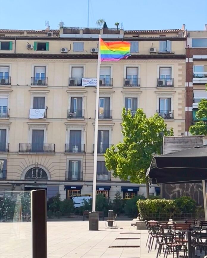 La bandera arcoíris será izada este viernes en la Plaza Pedro Zerolo, epicentro del Orgullo LGTBI+