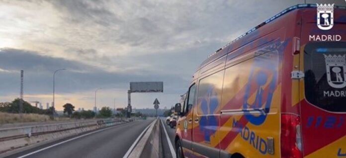 Muere un motorista de 41 años tras impactar en la A-6 contra una bionda y caer cinco metros sobre el Bus-VAO