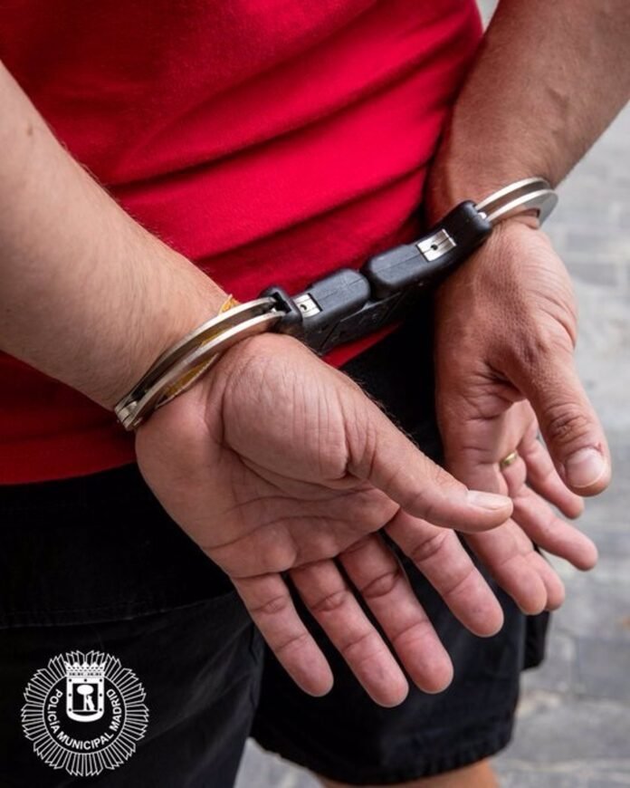 Sucesos.- Cuatro detenidos por agredir a dos testigos de un robo en la plaza de Nelson Maldela