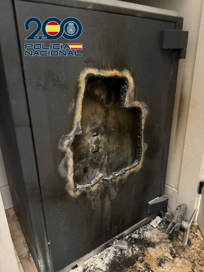 Detenidos 'in fraganti' tres conocidos aluniceros robando en un local de Chamberí Detenidos 'in fraganti' tres conocidos aluniceros robando en un local de Chamberí