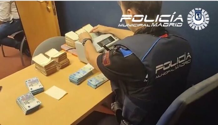 La Policía Municipal localiza 150.000€ en los asientos de un coche que circulaba por Cuatro Vientos