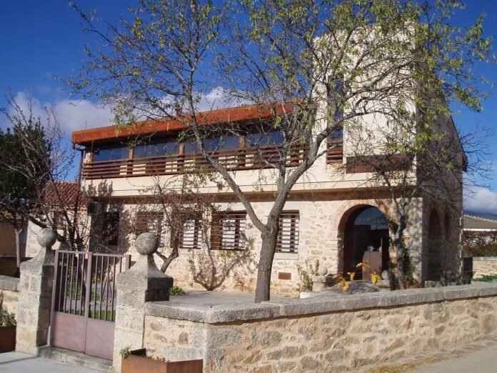 La Comunidad invertirá 15 millones en ayudas para embellecer y aumentar vivienda asequible en pequeños municipios