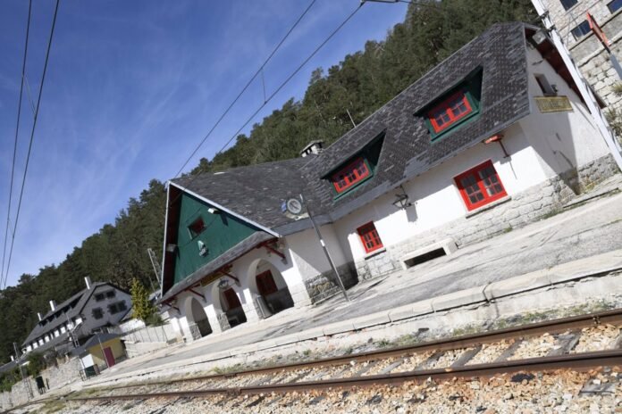 Adif avanza en las obras de renovación integral de la línea Cercedilla-Cotos Adif avanza en las obras de renovación integral de la línea Cercedilla-Cotos