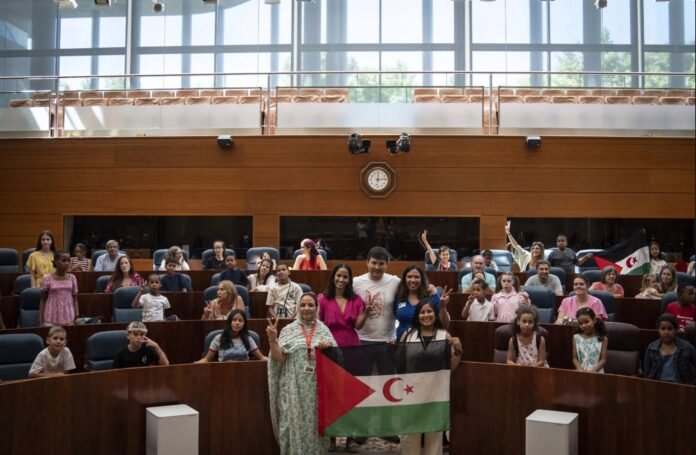 Más Madrid recibe a más de 60 niños saharauis en la Asamblea para dar visibilidad a la situación de este pueblo