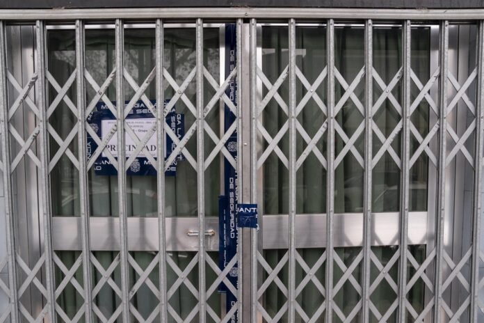 La fiscal califica de asesinato el doble crimen de un taxista en el bar 'La Espuela' de Parla: 