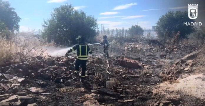 Sucesos.- Bomberos trabajan en la extinción de un importante incendio de pastos en la Cañada Real Sucesos.- Bomberos trabajan en la extinción de un importante incendio de pastos en la Cañada Real