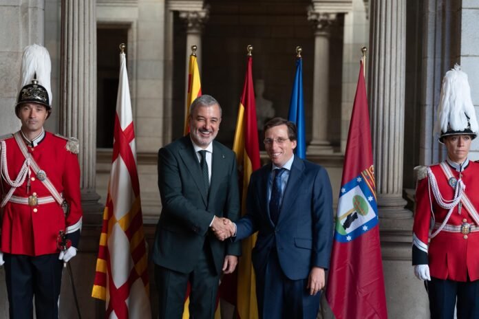 Collboni recibe a Almeida en su primera visita institucional al Ayuntamiento de Barcelona