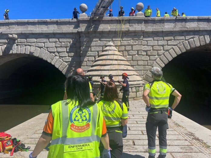 Herido un joven de 32 años al caer desde el Puente de Segovia en Madrid