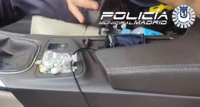 Sucesos.- Pillan 'in fraganti' a un hombre que vendía droga desde su coche en el distrito de Salamanca