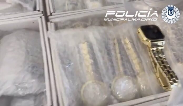 Sucesos.- Requisan casi mil artículos de bisutería robada a un conductor en Carabanchel