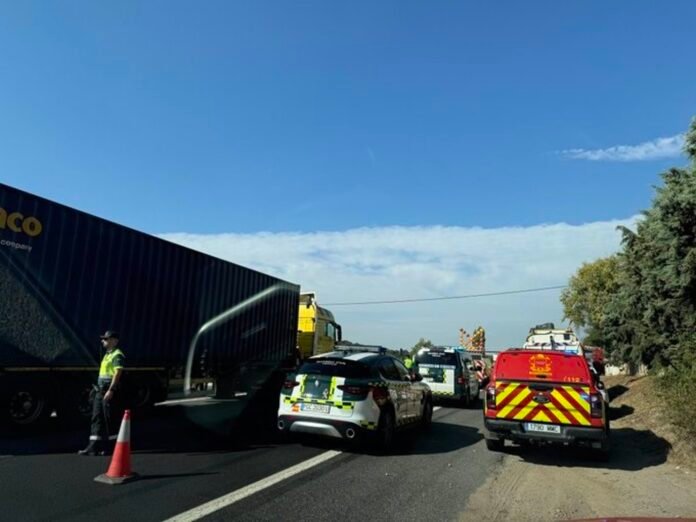 Herido muy grave el chófer de un camión al colisionar contra otro en la A-1, en El Molar