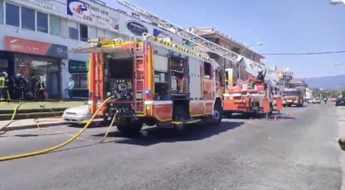 Sucesos.- Seis intoxicados leves en el incendio de una vivienda en Villalba