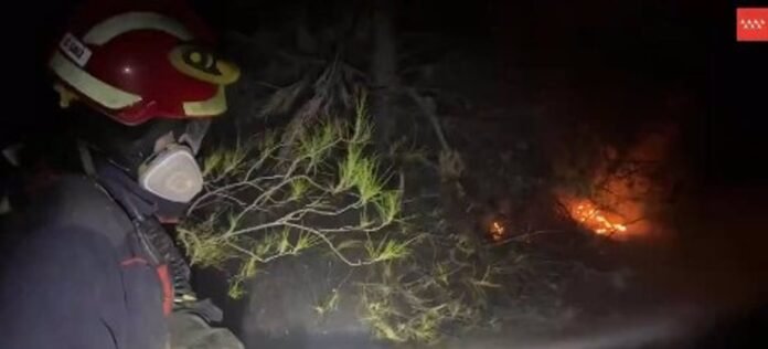 Un incendio en una zona forestal obliga a desalojar viviendas y confinar a vecinos en Rivas-Vaciamadrid Un incendio en una zona forestal obliga a desalojar viviendas y confinar a vecinos en Rivas-Vaciamadrid