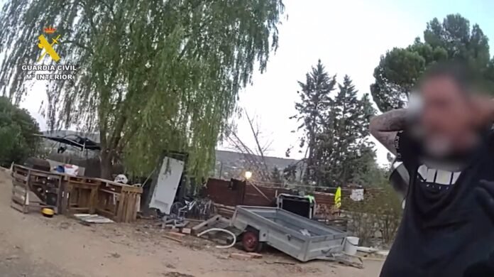 Un hombre se atrinchera en su casa de Ambite con un cúter tras discutir con su pareja Un hombre se atrinchera en su casa de Ambite con un cúter tras discutir con su pareja