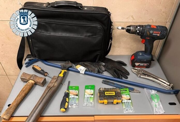 Detenido un hombre pillado mientras forzaba la puerta de un piso en Tetuán Detenido un hombre pillado mientras forzaba la puerta de un piso en Tetuán