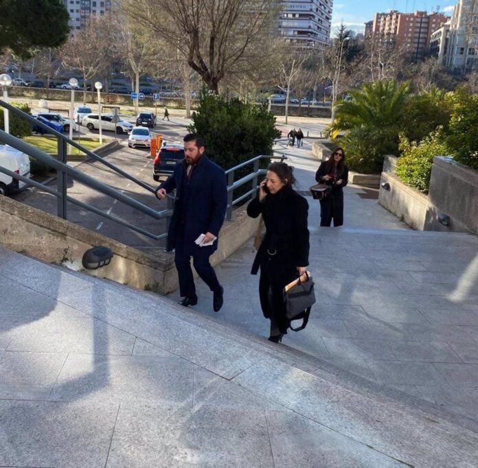 El TSJM ratifica la condena a un excargo de Vox por colaborar a vandalizar el mural feminista de Ciudad Lineal El TSJM ratifica la condena a un excargo de Vox por colaborar a vandalizar el mural feminista de Ciudad Lineal