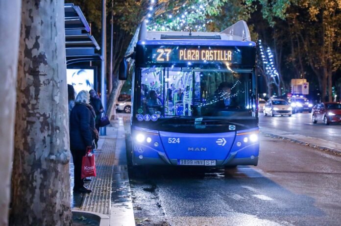 Los autobuses de la EMT registraron ayer un 12% más de viajeros en la primera jornada gratuita de 'vuelta al cole' Los autobuses de la EMT registraron ayer un 12% más de viajeros en la primera jornada gratuita de 'vuelta al cole'
