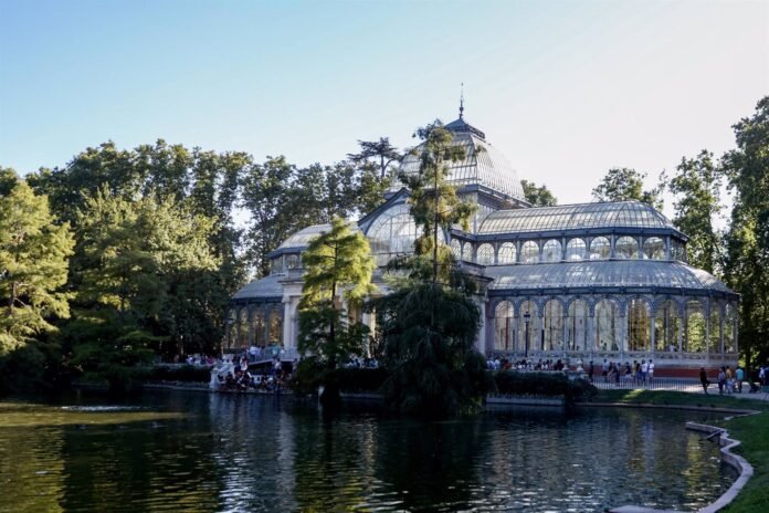 El Retiro y otros ocho parques cierran sus puertas por las fuertes rachas de viento previstas en Madrid