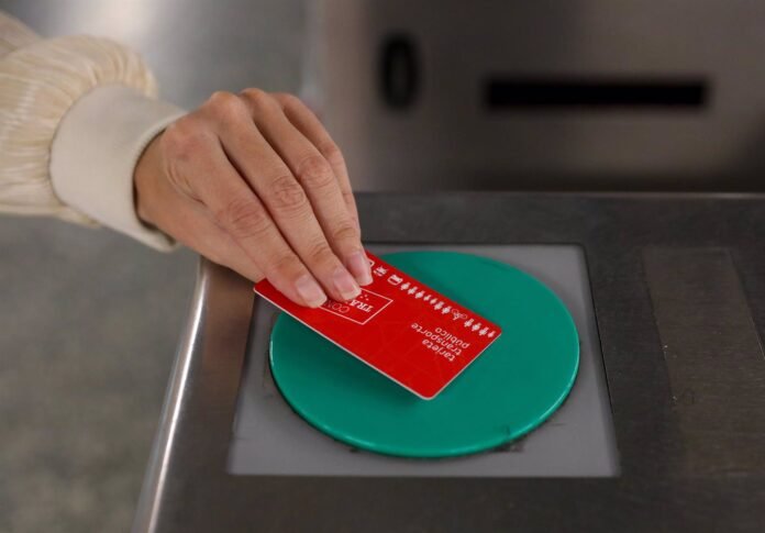 Madrid tiene voluntad de mantener precios reducidos del transporte y urge a Puente a decir si continuarán bonificaciones