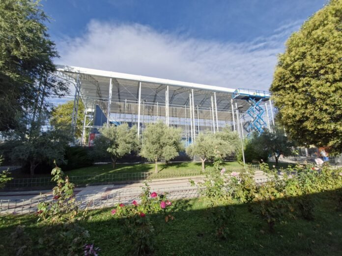 El Gobierno Municipal de Getafe continúa centrado en ofrecer las mejoras instalaciones deportivas posibles para sus vecinos, y solo en el año 2024 realizó inversiones de 1.000.000 de euros en nuevos elementos y trabajos de mantenimiento, tanto en pabellones y campos de fútbol como en pistas de uso libre en todos los barrios. Como explica el concejal de Deportes, Javier Santos, “cada día más vecinos optar por tener una vida saludable en #Getafe y tienen como referencia al Ayuntamiento de Getafe por la competitividad de sus instalaciones y oferta deportiva, en esa línea vamos a seguir avanzando también en 2025”. La principal inversión durante 2024 fue el cubrimiento del frontón en el Polideportivo de Juan de la Cierva, que permite disfrutar de este deporte y de campeonatos durante todos los meses del año. También, en el polideportivo más grande de la ciudad, se ha mejorado la accesibilidad a las instalaciones con puertas automáticas, los baños, la señalización inclusiva, o las mejoras de la iluminación en los pabellones. La accesibilidad ha sido una de las prioridades durante el pasado año, mejorando no solo accesos sino también el interior de instalaciones con cambios de suelo, nuevos pasamos y barandillas, como en el pabellón Rafael Vargas, pistas de uso libre en Sector III, el centro acuático del Polideportivo de San Isidro o en el Polideportivo de La Alhóndiga-Sector III. En este último espacio también se mejoraron los vestuarios y el gimnasio. Otras inversiones han sido la sustitución de césped artificial, la mejora de cerramientos para garantizar la seguridad de las instalaciones, y el acondicionamiento del pabellón del Acuartelamiento Aéreo, dentro del futuro barrio de La Aviación, para que sea utilizado por entidades de Getafe. Nuevas instalaciones La delegación de Deportes trabaja ya en otras grandes inversiones que comenzarán a visualizarse este año 2025, donde destaca especialmente las obras de la fase II del nuevo Polideportivo de San Isidro, que contará con un nuevo campo de fútbol, salas multiusos y su conexión con el Parque de San Isidro. También se está licitando las obras del nuevo Centro Cívico y Deportivo en Los Molinos, un nuevo tipo de instalación que traerá nuevos servicios al barrio, además de la nueva piscina y otros elementos deportivo en El Bercial, una pista de patinaje en Buenavista, así como un campo de hockey en línea para Perales del Río.