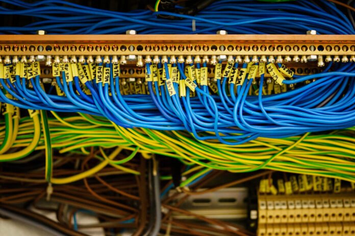 Terminal block with wires in the switchboard.